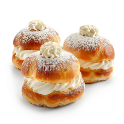 вкусные сливочные слойки, посыпанные сахарной пудрой на белом фоне - yliv