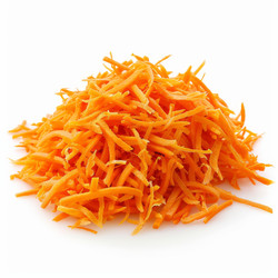 горка свежей тертой моркови на белом фоне - yliv