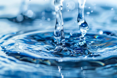 брызги капель воды создают рябь на голубом фоне воды - yliv