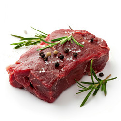 стейк из сырой говядины с розмарином и специями на белом фоне - yliv