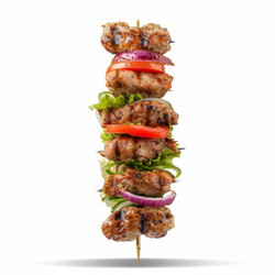 шашлык из мяса и овощей на гриле на белом фоне - yliv