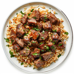 вкусные кусочки говядины с рисом, зеленью и специями на белой тарелке - yliv