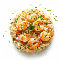 вкуснейшее ризотто с креветками-гриль, петрушкой и зеленым луком на белом фоне - yliv