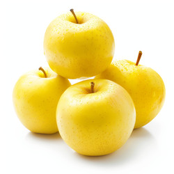 Четыре желтых яблока golden delicious, образующих пирамиду на белом фоне - yliv