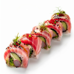вкусные суши-роллы урамаки с тунцом и кунжутом на белом фоне - yliv
