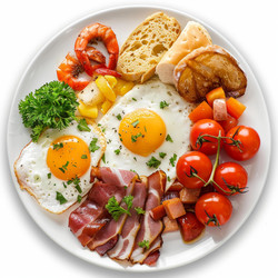 вкусное блюдо для завтрака с яичницей-глазуньей, хрустящим беконом и поджаренным хлебом - yliv
