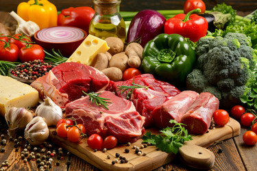 свежее сырое говяжье мясо и органические овощи на деревянной разделочной доске - yliv