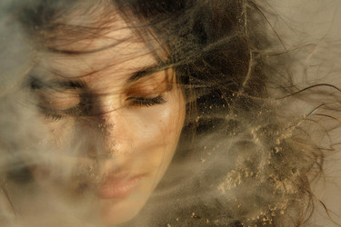 женщина с закрытыми глазами и развевающимися волосами, покрытыми частичками пыли - yliv