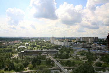Панорамный вид города с парком и высотными зданиями - Karagero
