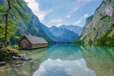 лодочный сарай на горном озере оберзее в баварии германия с альпийскими отблесками - rukhlenko