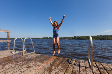 маленькая девочка впервые прыгает с причала в озерную воду - ElenaSk