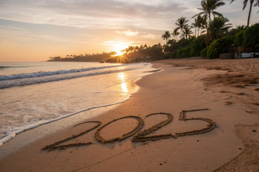 новый 2025 год, написанный на песке на пляже во время восхода солнца - RomanZ