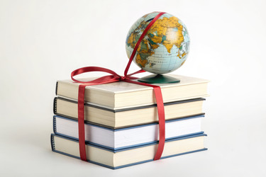 книги, обернутые лентой, и глобус, помещенный сверху, на образовательные темы - RomanZ