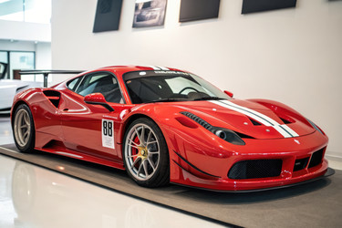 Ferrari 488 GTB представлен в выставочном зале с гоночными деталями и стильным дизайном - RomanZ