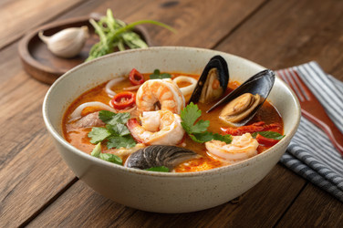 вкусное блюдо из морепродуктов в миске на деревянном столе с простой начинкой - RomanZ