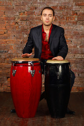 Handsome young man in suit hits drums in studio - paha_l