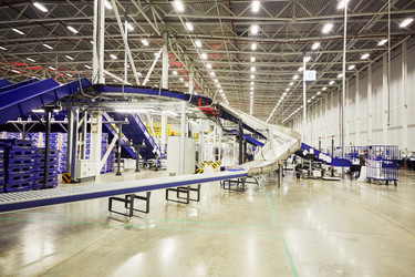 RUSSIA, MOSCOW - DEC 16, 2014: Employees working in the large post - paha_l