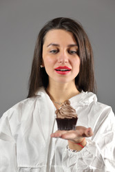 поясной портрет женщины, держащей в руках кусок - paha_l