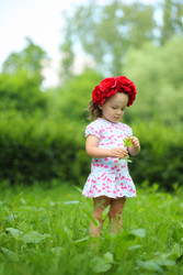 Little cute girl in wreath holds wildflower in - paha_l