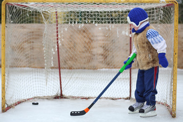 Little boy on skates with a hockey stick stands at - paha_l