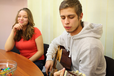 Young man plays the guitar and sings a song at the - paha_l