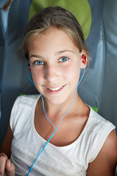 Portrait of teenage girl who listen to music - paha_l