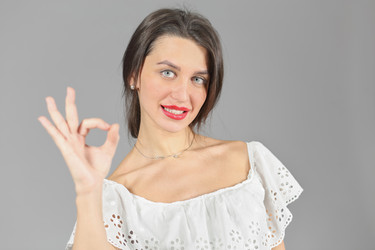 поясной портрет женщины в белом платье - paha_l