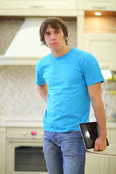 Portrait of young man in blue T-shirt with tablet - paha_l