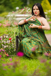 Brunette pretty woman in sari and Indian adornment - paha_l