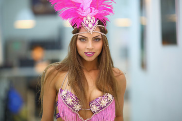 Portrait of beautiful woman with pink feathers on - paha_l
