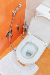 белый унитаз с бачком в комнате с оранжевым - paha_l
