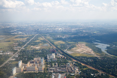 вид с высоты птичьего полета на окраины москвы в солнечный день - paha_l
