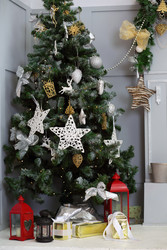 Green christmas tree with bright decorations, gifts and lanterns in - paha_l