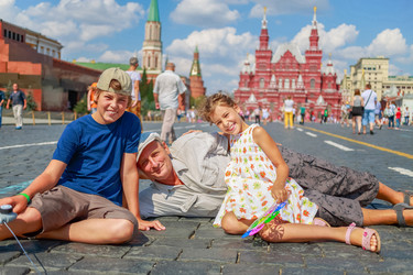 Grandfather with grandson and granddaughter sit on - paha_l