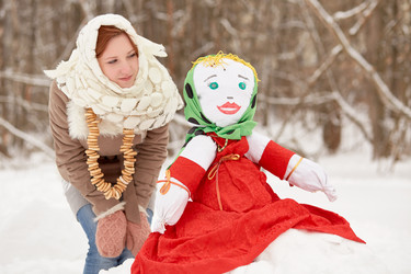 Teenage girl stands and lloks at stuffed dummy - paha_l