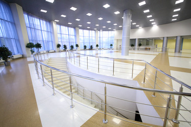 москва - 14 октября 2015 года: пустой просторный зал с лестницей, ледовая арена - paha_l