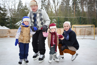 Father with three children skating in winter - paha_l