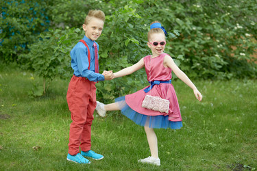 Boy and girl dressed in red and blue costumes - paha_l
