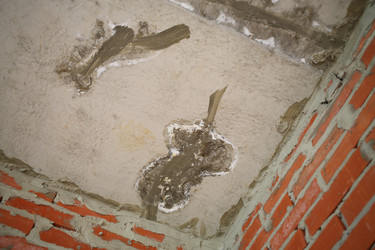 Daubed the cement cracks in the concrete slab - paha_l