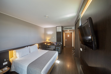 ГЕНУЯ, ИТАЛИЯ - 6 августа 2016 года: Интерьер номера в отеле Best Western Premier - paha_l