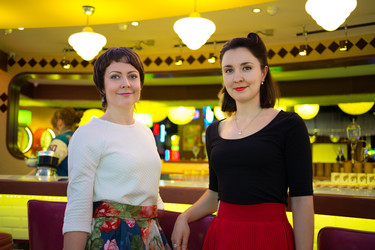 Beautiful young girls in retro dress at the bar - paha_l