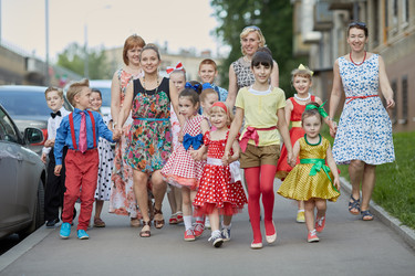 Group of eleven children and four woman walks down - paha_l