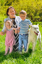 Mom with her daughter and son sitting with dog on - paha_l