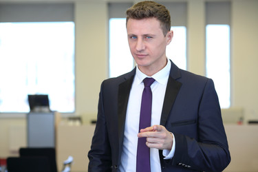 бизнесмен с недоверчивым взглядом указывает на - paha_l