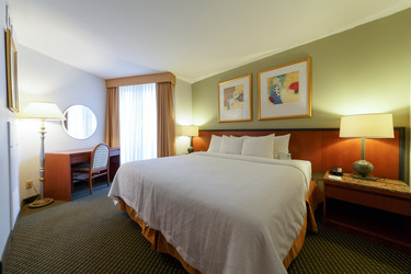 Bedroom in Embassy Suites - paha_l