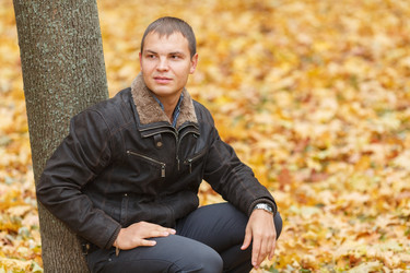 Portrait of young man in black jacket in autumn - paha_l