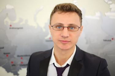 портрет молодого бизнесмена в очках у стены - paha_l