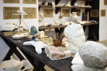 Desktop of sculptor with plaster head, tools, - paha_l