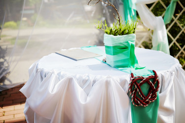 Table decorated with white and green tablecloth, - paha_l