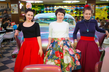 Three beautiful women in retro dress at the bar - paha_l